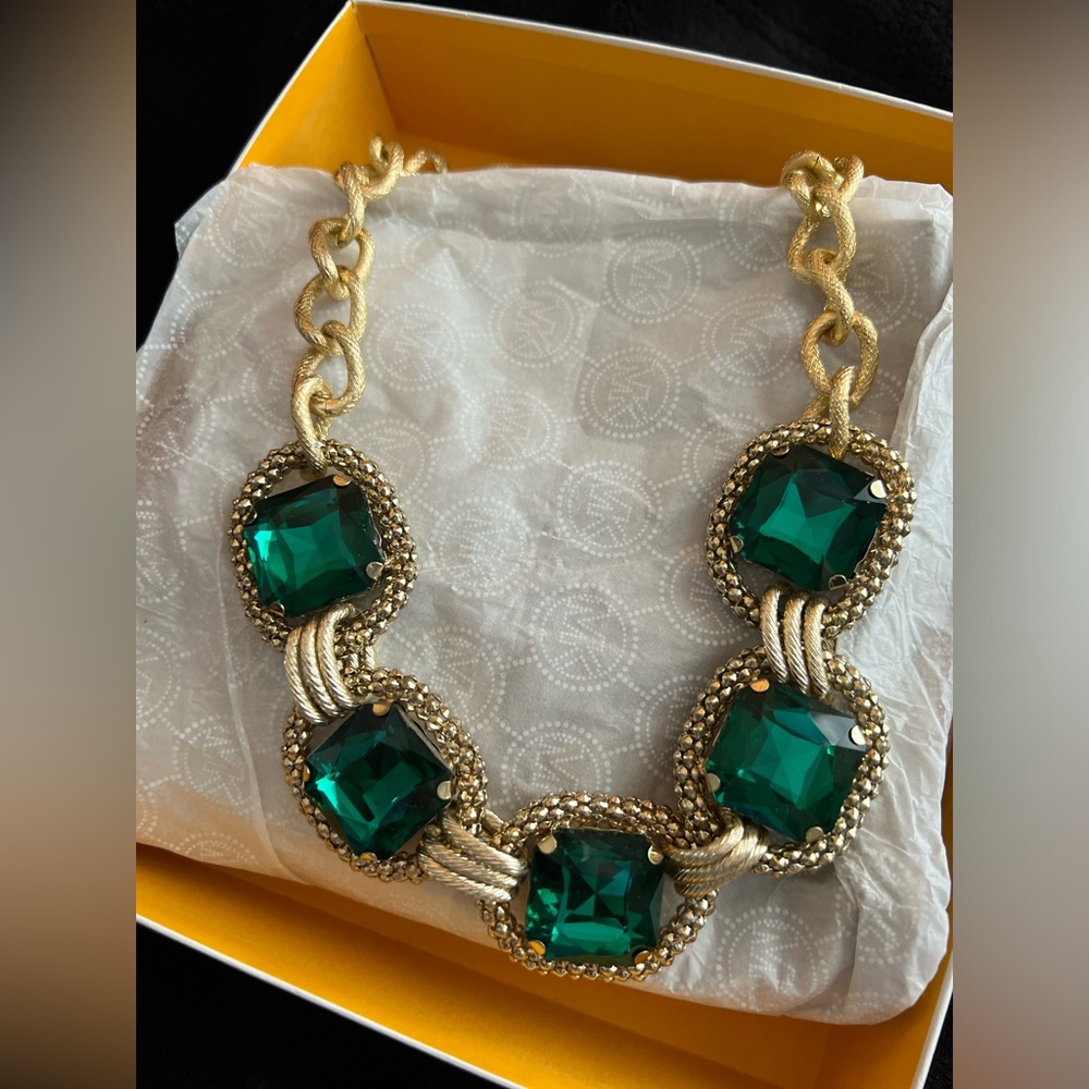 NEW gold and Emerald costume jewerly necklace.